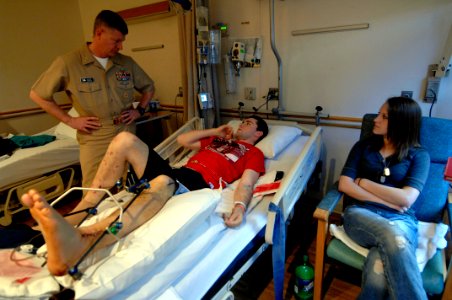 US Navy 100318-N-9818V-162 Master Chief Petty Officer of the Navy (MCPON) Rick West meets with U.S. Marine Lance Cpl. Robert Sparks III during his visit to National Naval Medical Center Bethesda, Md