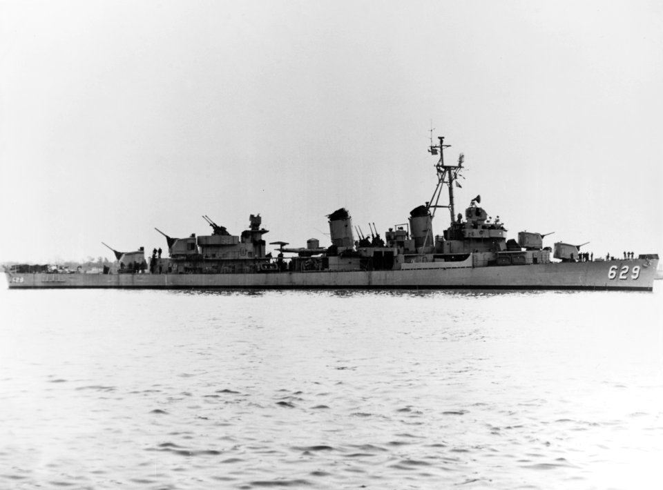 USS Abbot (DD-629) leaves the Philadelphia Naval Shipyard, Pennsylvania (USA), on 6 November 1951 (NH 96644)