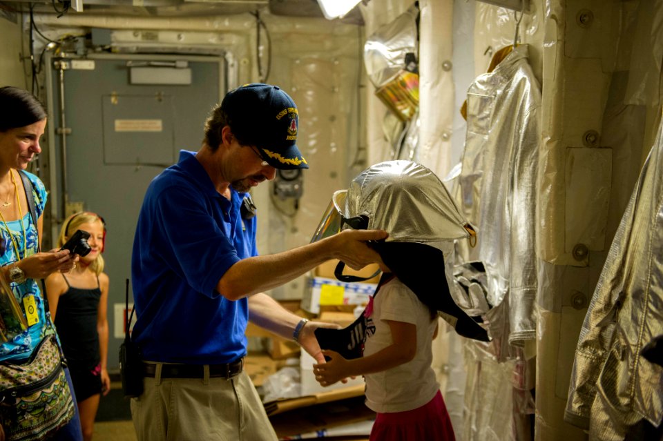 USNS Spearhead tour 140415-N-ZY039-118