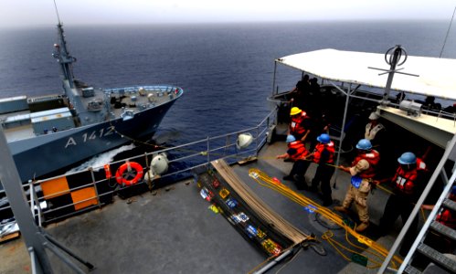 US Navy 100324-N-7948C-286 Sailors assigned the Whidbey Island-class amphibious dock-landing ship USS Gunston Hall (LSD 44) heave on a phone-and-distance line photo