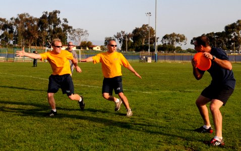 US Navy 100325-N-5749W-178 Sailors from Navy Public Affairs Support Element (NPASE) West play a game of ultimate frisbee against a group of Navy divers at Naval Air Station North Island photo