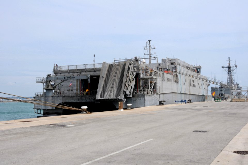 USNS Spearhead 150504-N-VJ282-202