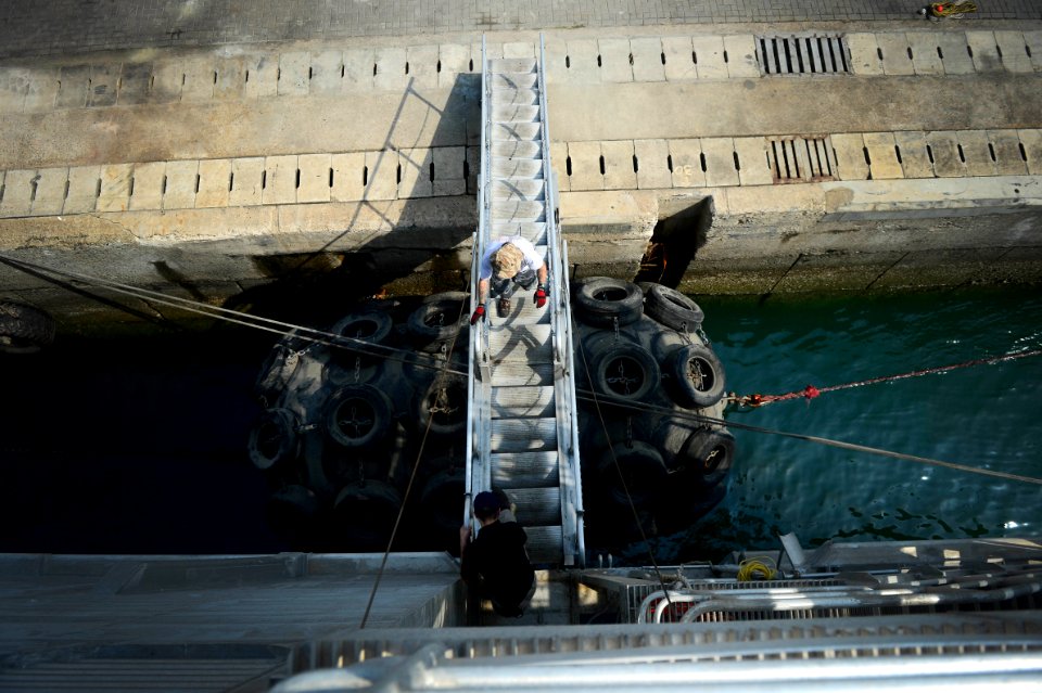 USNS Spearhead (JHSV-1) pulls into Sekondi 150203-N-RB579-037