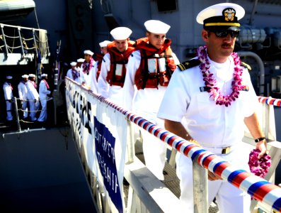 US Navy 100401-N-7498L-488 Sailors aboard USS Lake Erie (CG 70) make their way to the pier as the ship returns from a four-month western Pacific deployment