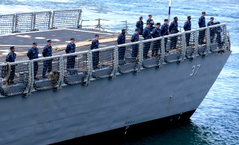 US Navy 100402-N-7498L-318 Sailors aboard the guided-missile frigate USS Crommelin (FFG 37) man the rails as the ship makes its way to a new pier location at Joint Base Pearl Harbor-Hickam