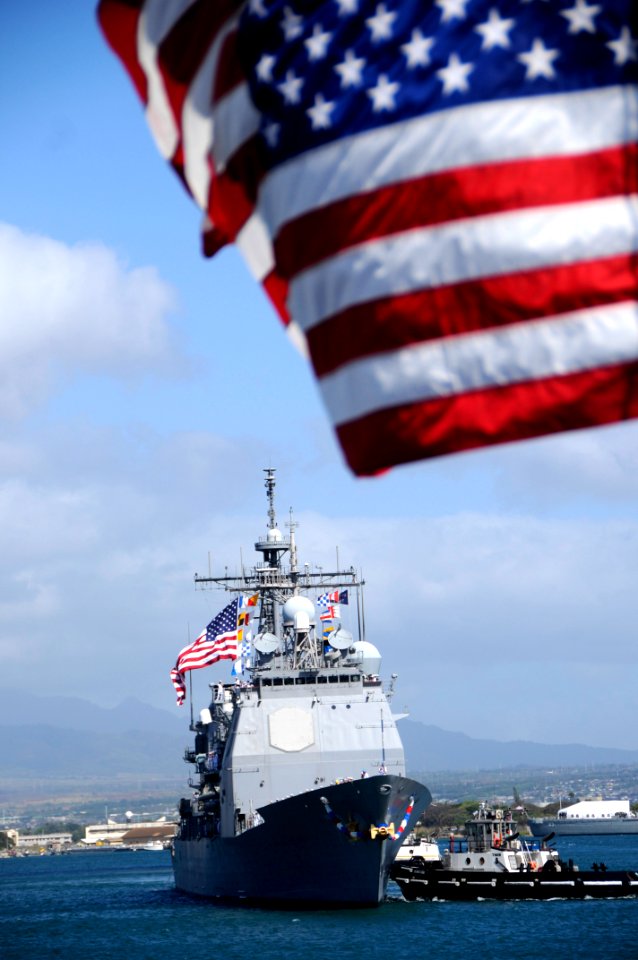US Navy 100401-N-7498L-188 USS Lake Erie (CG 70) returns from a four-month western Pacific deployment