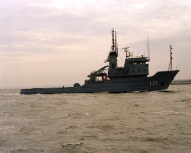 USNS Sioux (T-ATF 171) entering Yokosuka port