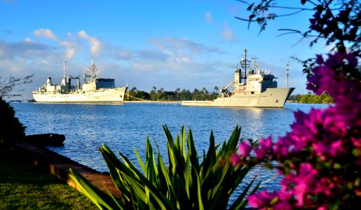 USNS Sioux tows HMCS Protecteur. (12993974223)