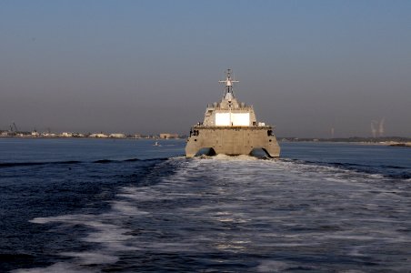US Navy 100402-N-7653W-130 The Littoral combat ship USS Independence (LCS 2) approaches Mayport, Fla