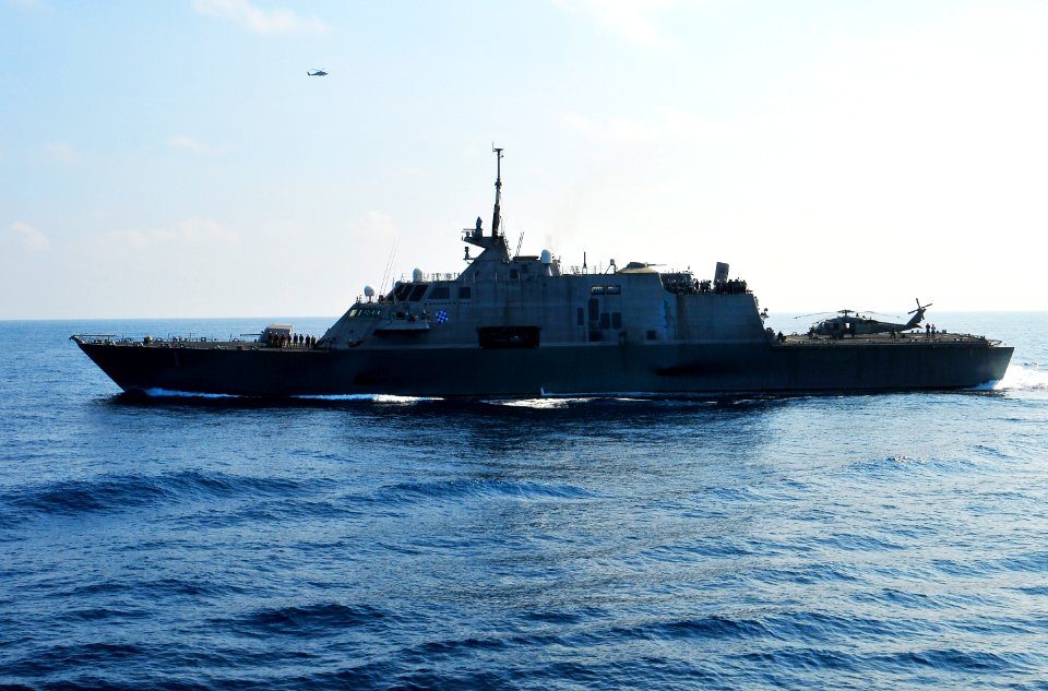US Navy 100407-N-8878B-053 The littoral combat ship USS Freedom (LCS 1) is underway in the Pacific Ocean