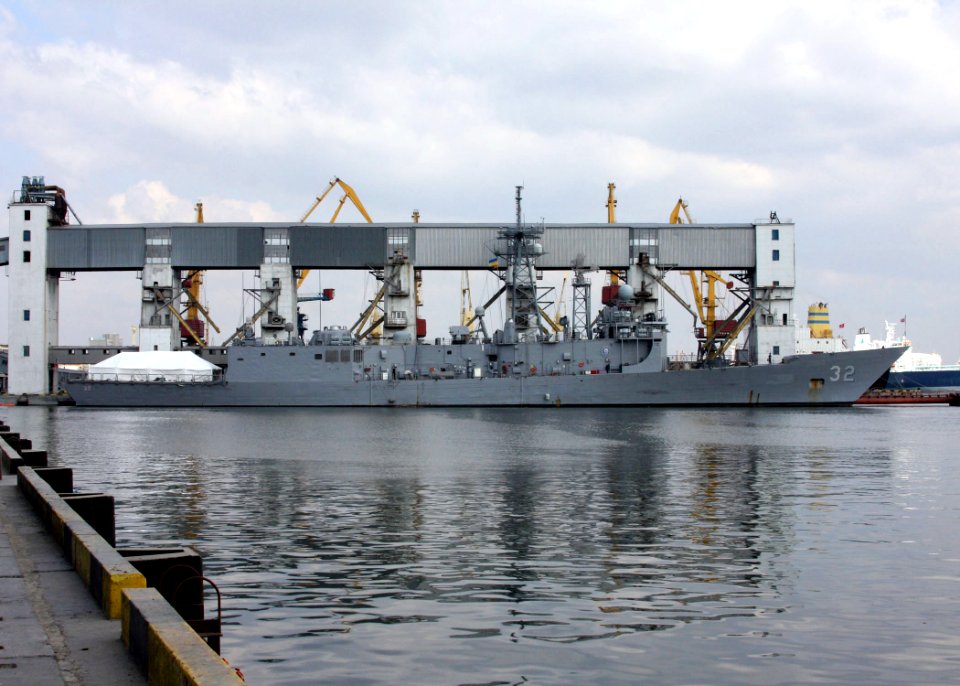 US Navy 100408-N-0000X-001 The guided-missile frigate USS John L. Hall (FFG 32) arrives in Odessa for a scheduled port visit
