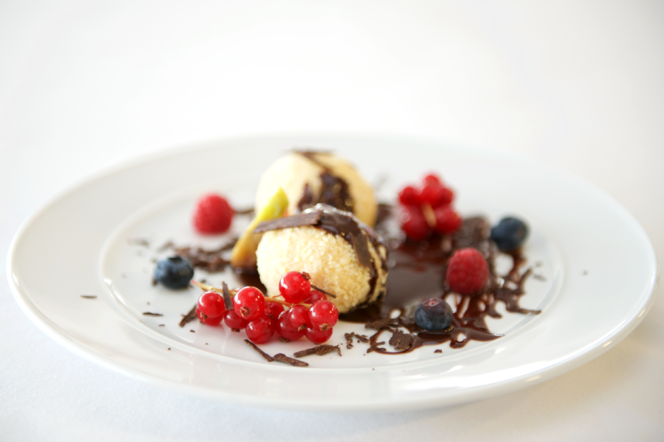 Toppings icecream cherries