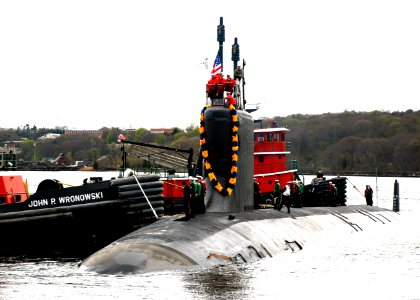 US Navy 100413-N-3090M-187 USS Virginia (SSN 774) returns to Naval Submarine Base New London after her maiden six-month deployment photo