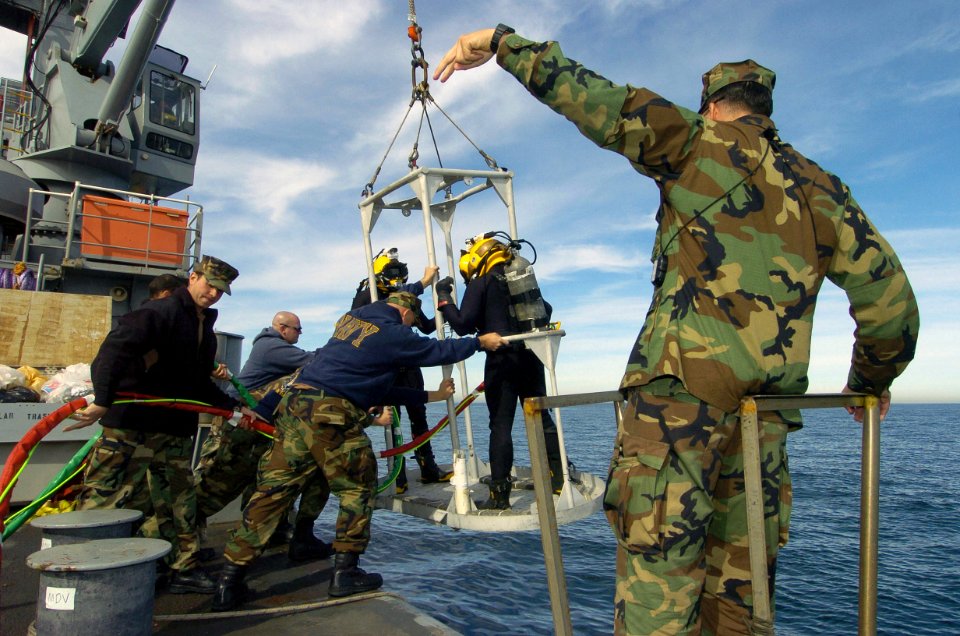 USNS Navajo (T-ATF 169) diving training
