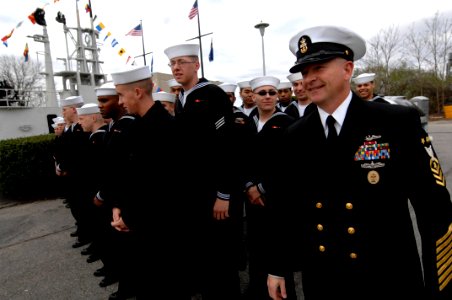 US Navy 100410-N-9818V-002 Master Chief Petty Officer of the Navy (MCPON) Rick West meets with students from the Naval Submarine School