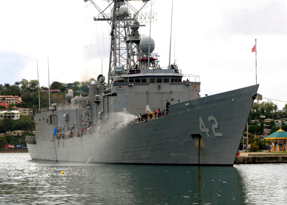 US Navy 100411-N-9301W-692 Damage Controlmen aboard the guided-missile frigate USS Klakring (FFG 42) conduct hose handling drills