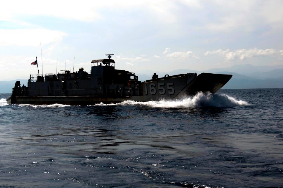 US Navy 100414-N-5712P-054 Landing Craft Utility (LCU) 1655 pulls alongside the amphibious assault ship USS Nassau (LHA 4) to receive supplies to deliver to the guided-missile frigate USS Nicholas (FFG 47)