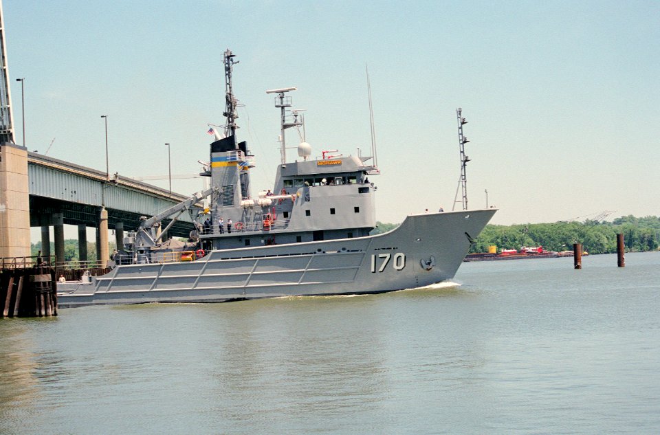 USNS Mohawk (T-ATF 170) passes Woodrow Wilson Memorial Bridge