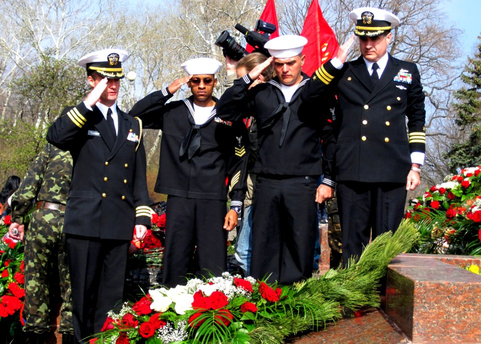 US Navy 100410-N-0000X-001 Cmdr. Mike Ruhsenburger , Boatswain's Mate 3rd Class Michael Horne, and Cmdr. Hermann Pfaeffle lay a wreath on the Tomb of the Unknown Sailor