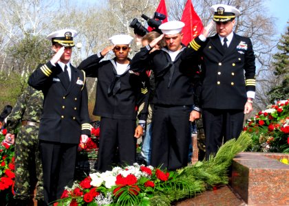 US Navy 100410-N-0000X-001 Cmdr. Mike Ruhsenburger , Boatswain's Mate 3rd Class Michael Horne, and Cmdr. Hermann Pfaeffle lay a wreath on the Tomb of the Unknown Sailor