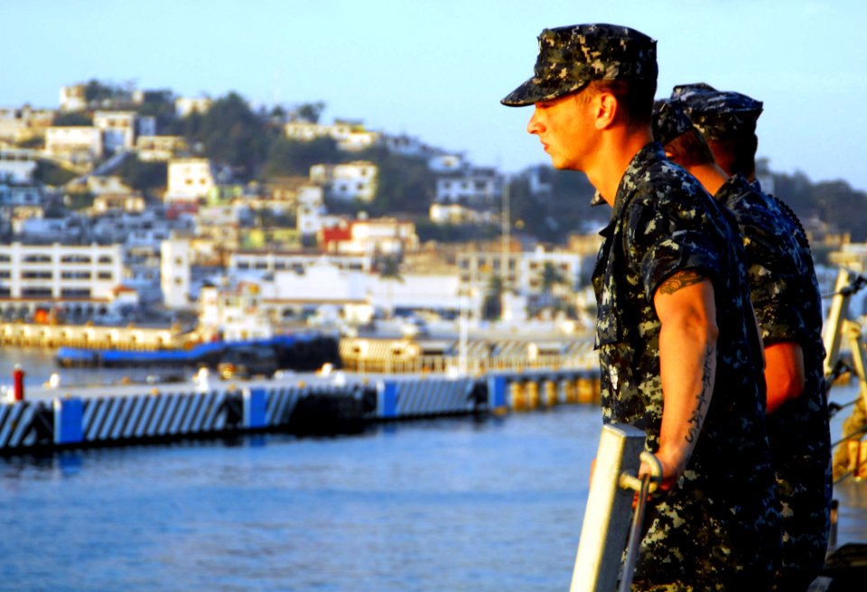 US Navy 100410-N-7058E-038 Gunner's Mate 3rd Class Richard Pino and other line handlers aboard USS Freedom (LCS 1) view Manzanillo, Mexico, from the forecastle
