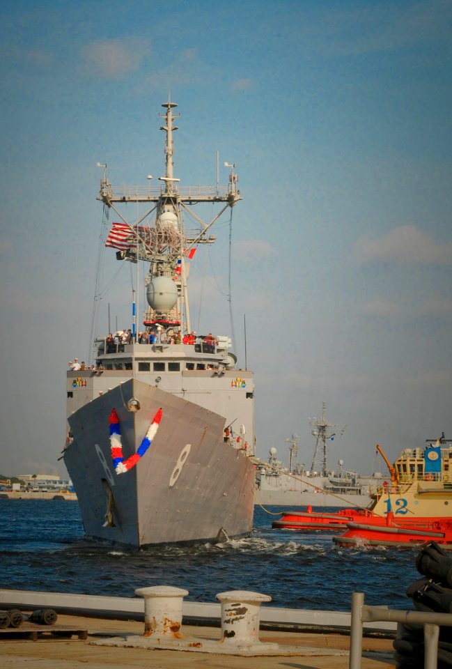 US Navy 100415-N-1522S-003 Sailors man the rails of the guided-missile frigate USS McInerney (FFG 8) as the ship returns to homeport at Naval Station Mayport
