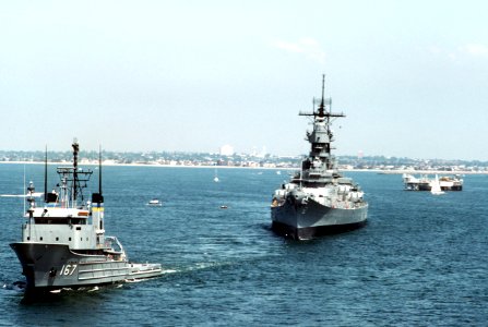 USNS Narragansett (T-ATF 167) tows USS Missouri (BB-63)