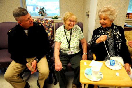 US Navy 100421-N-9818V-145 Master Chief Petty Officer of the Navy (MCPON) Rick West meets with residents at the Armed Forces Retirement Home, Washington