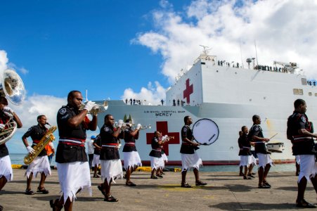 USNS Mercy is welcomed to Fiji. (17983608274)
