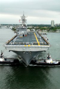 US Navy 100426-C-8670L-008 The multi-purpose amphibious assault ship USS Iwo Jima (LHD 7) arrives at Port Everglades for the start of Fleet Week Port Everglades
