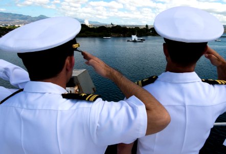 USNS Mercy arrives at Pearl Harbor for Pacific Partnership 2015 150525-N-BK290-075