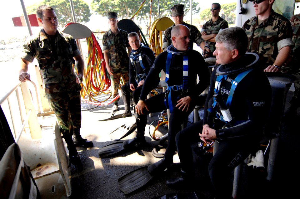 US Navy 100504-N-9818V-331 Master Chief Petty Officer of the Navy (MCPON) Rick West and divers from Southwest Regional Maintenance Center conduct pre-dive checks