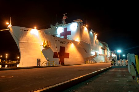USNS Mercy arrives at Pearl Harbor for Pacific Partnership 2015 150525-N-HE318-015