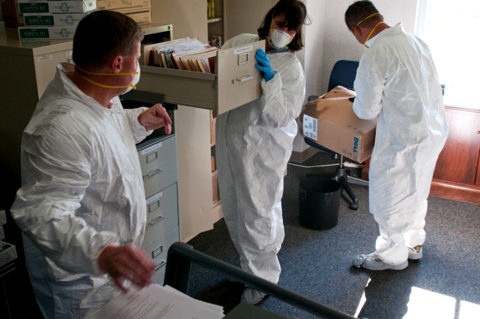 US Navy 100506-N-5319A-002 Personnel assigned to the Office of the Chief of Naval Operations at Naval Support Activity Mid-South remove office supplies and personal items during flood recovery operations