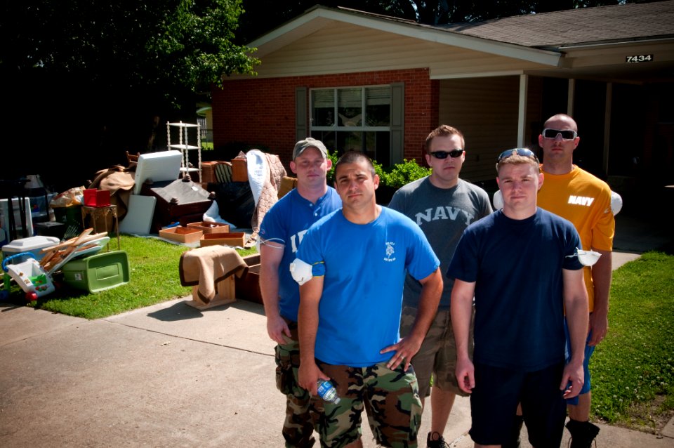 US Navy 100507-N-5319A-001 Electronics Technician 2nd Class