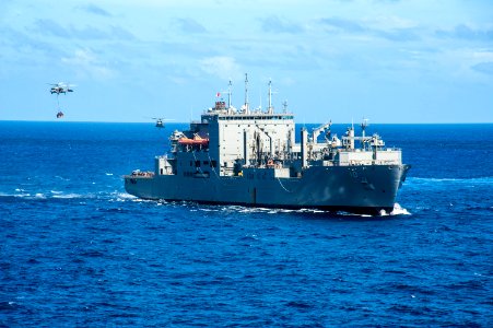 USNS Charles Drew delivers supplies for Typhoon Haiyan (10876209793)