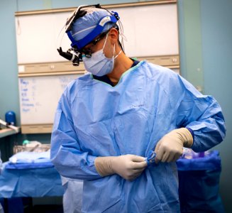 USNS Comfort (T-AH 20) Performs Surgery (49802454753)