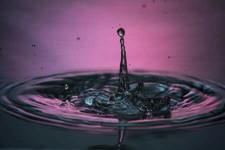 Liquid drop of water hochspringender high drop photo