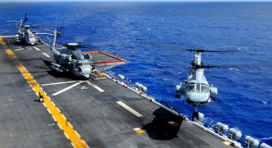 US Navy 100525-N-7948R-153 A CH-46E Sea Knight helicopter lands aboard the amphibious assault ship USS Peleliu (LHA 5)