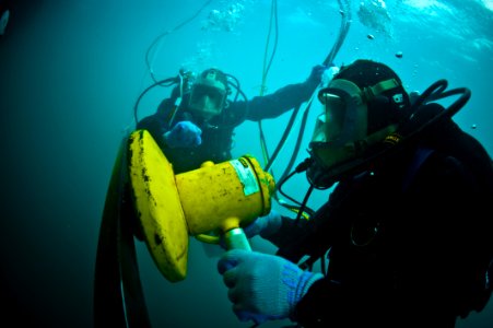 US Navy 100527-N-1134L-004 Navy Diver 2nd Class Sam Elliot, assigned to Mobile Diving and Salvage Unit (MDSU) 2, Company 2-6, i