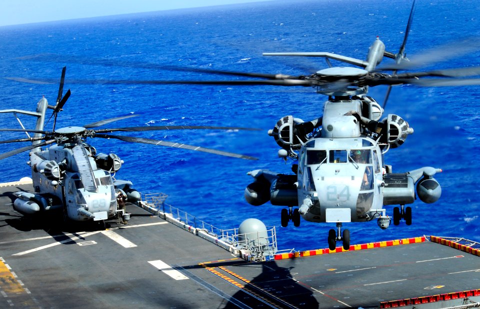 US Navy 100525-N-7948R-376 A CH-46E Sea Knight helicopter lands aboard the amphibious assault ship USS Peleliu (LHA 5)