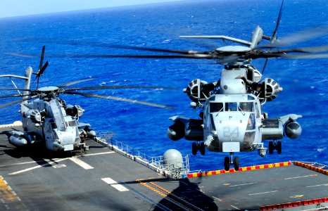 US Navy 100525-N-7948R-376 A CH-46E Sea Knight helicopter lands aboard the amphibious assault ship USS Peleliu (LHA 5)