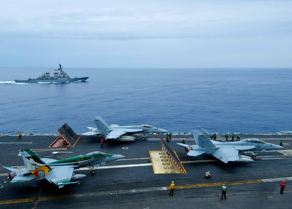 US Navy 100528-N-6720T-039 he guided-missile destroyer USS Stethem (DDG 63) is underway alongside the aircraft carrier USS George Washington (CVN 73)