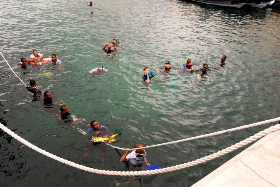 US Navy 100526-N-1134L-115 Regional Security Service divers hang onto a line during a training exercise conducted by Company 26 of Mobile Diving and Salvage Unit (MDSU) 2