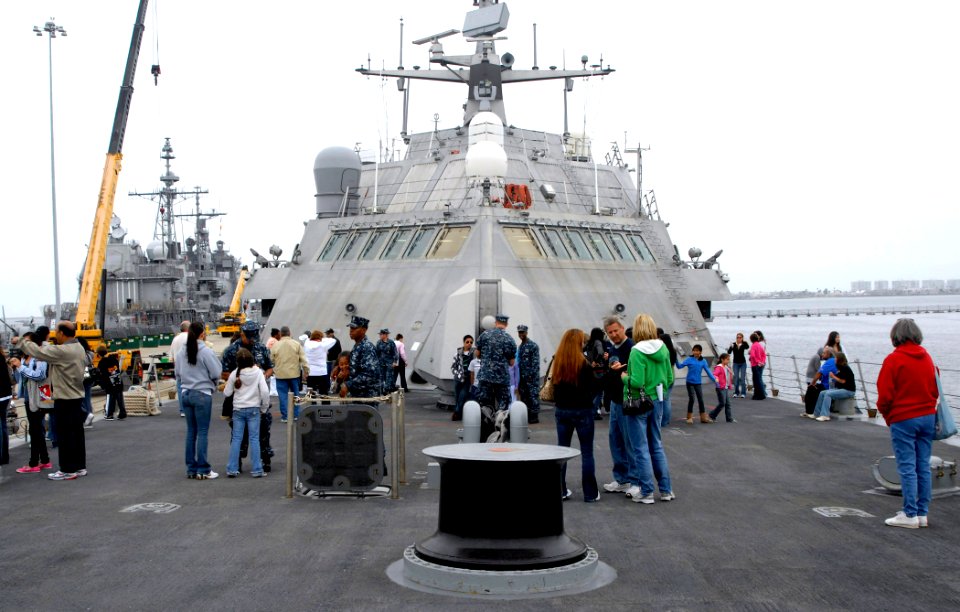 US Navy 100601-N-7058E-036 USS Freedom (LCS 1) hosts family members during a tour at Naval Base San Diego