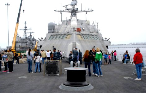 US Navy 100601-N-7058E-036 USS Freedom (LCS 1) hosts family members during a tour at Naval Base San Diego