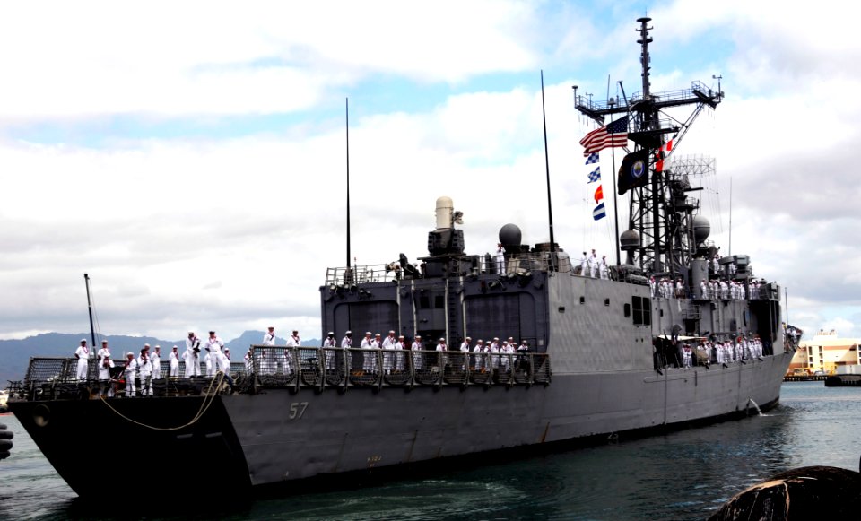 US Navy 100601-N-7498L-050 Sailors aboard USS Reuben James (FFG 57) man the rails during the ship's return to Joint Base Pearl Harbor-Hickam