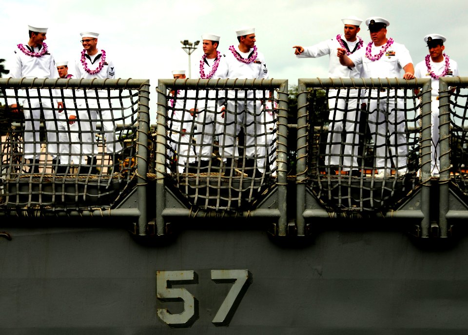 US Navy 100601-N-7498L-085 Sailors aboard USS Reuben James (FFG 57) man the rails during the ship's return to Joint Base Pearl Harbor-Hickam