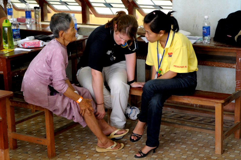 US Navy 100604-N-6410J-015 Lt. Jennifer Goldberg examines a Vietnamese patient's leg during a Pacific Partnership 2010 visit to Quy Nhon, Vietnam