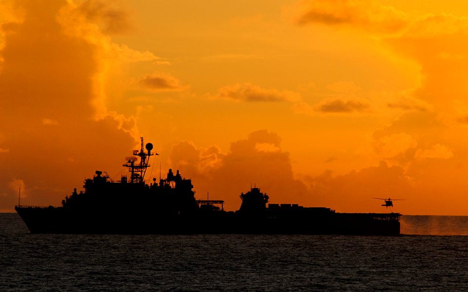 US Navy 100609-N-7948R-381 An MH-60S Sea Hawk helicopter delivers ammunition to the amphibious dock landing ship USS Pearl Harbor (LSD 52)